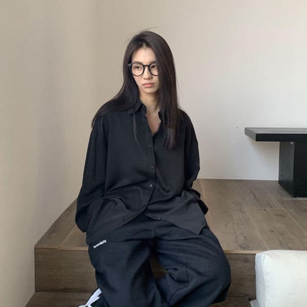 黒シャツ ゆったりシルエットベーシックシャツ