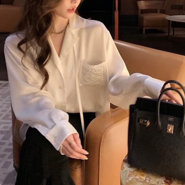 黒シャツ シルクサテン光沢バックロゴシャツ