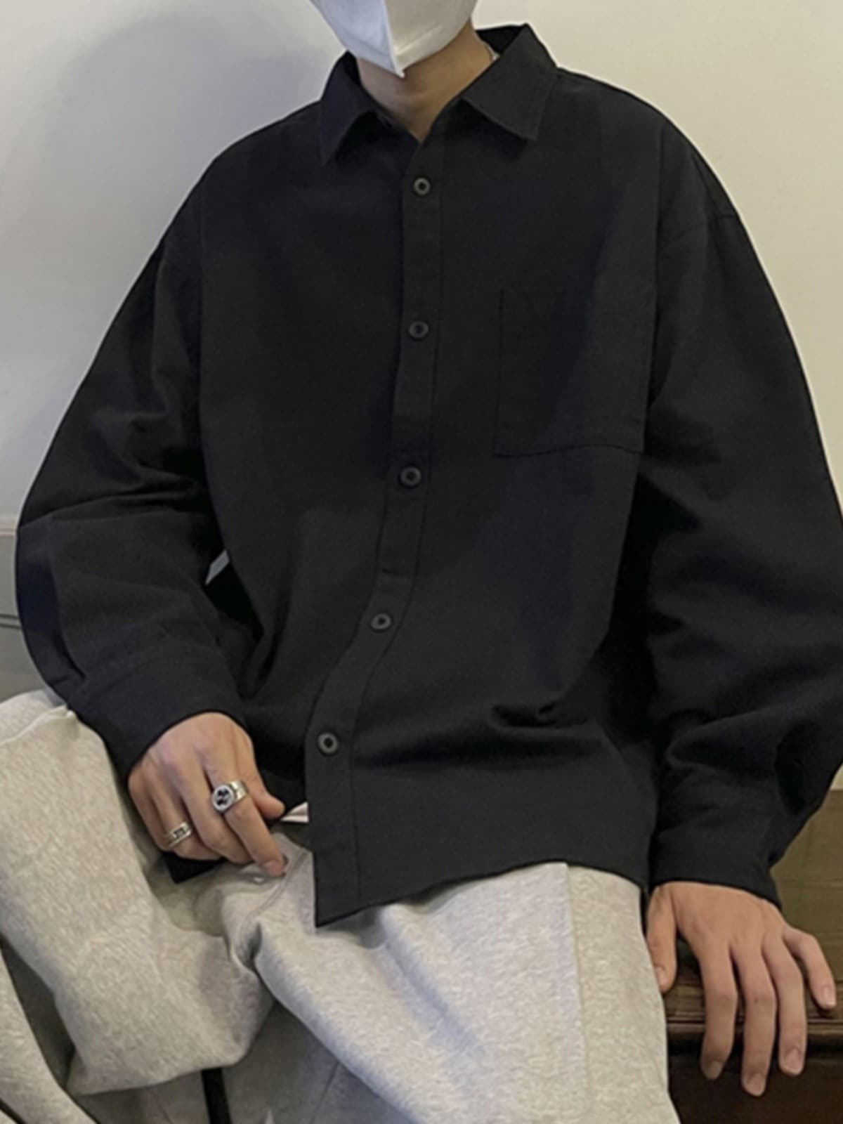 黒シャツ ゆったりドロップショルダー無地シャツ