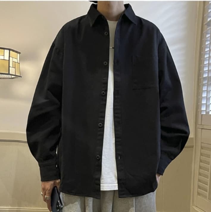 黒シャツ リラックスシルエット オーバーサイズシャツ