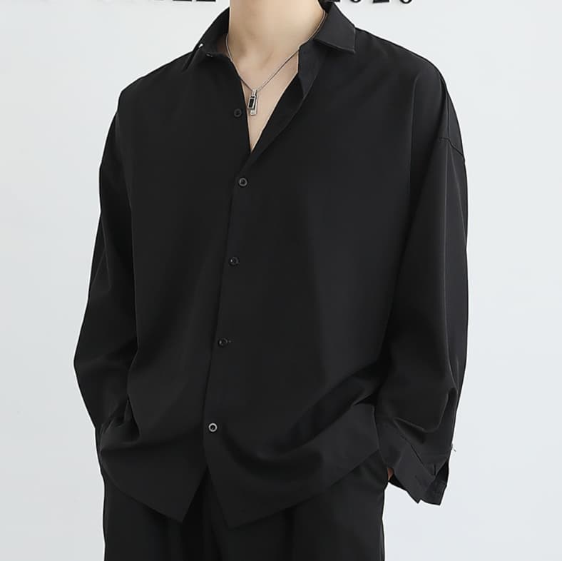 黒シャツ ゆったりシルエット オーバーサイズシャツ