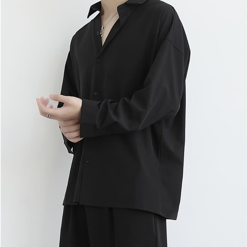 黒シャツ ゆったりシルエット オーバーサイズシャツ