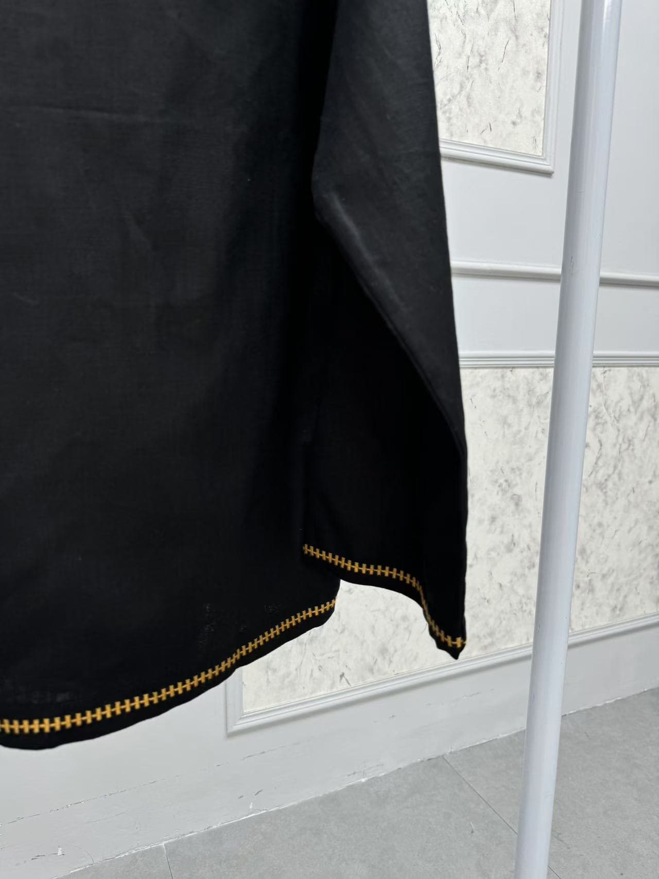 黒シャツ 花刺繍入り民族調カラーシャツ