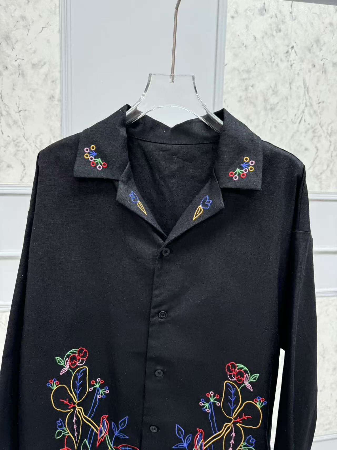 黒シャツ 花刺繍入り民族調カラーシャツ