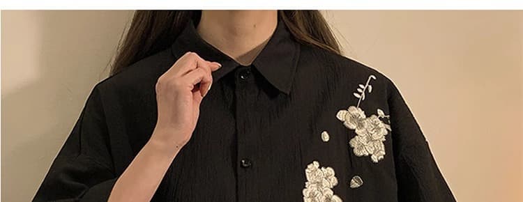 黒シャツ 花柄刺繍入りゆったりシャツ