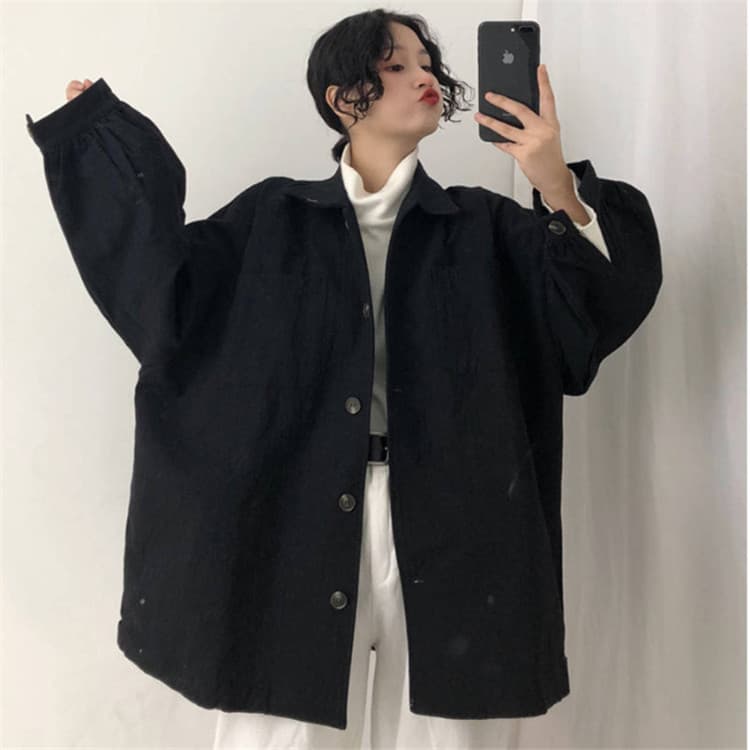 黒シャツ ゆったりシルエット カジュアルシャツ