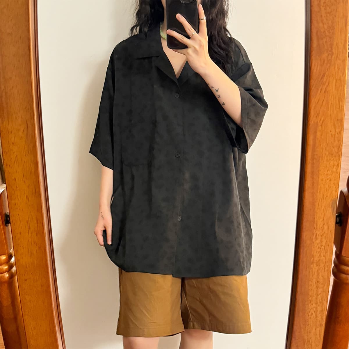 黒シャツ レトロ柄オーバーサイズ開襟シャツ
