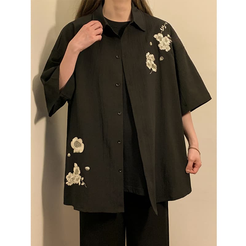 黒シャツ 花柄刺繍入りゆったりシャツ