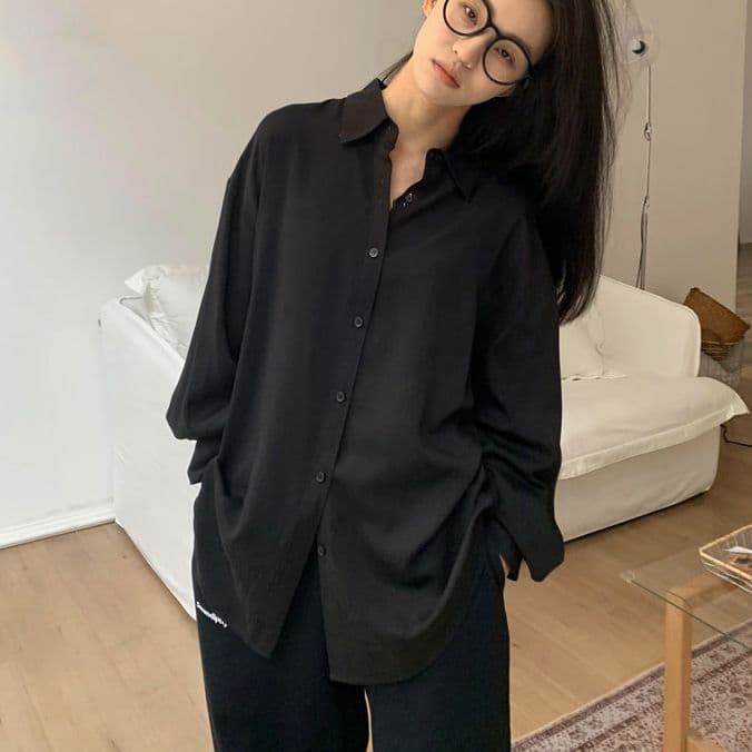 黒シャツ ゆったりシルエットベーシックシャツ