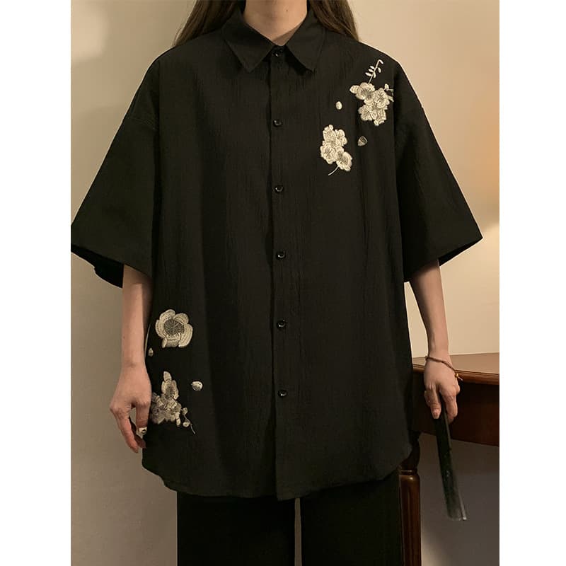 黒シャツ 花柄刺繍入りゆったりシャツ