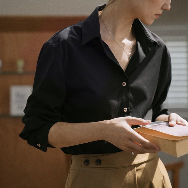 黒シャツ シンプル上質シャツ