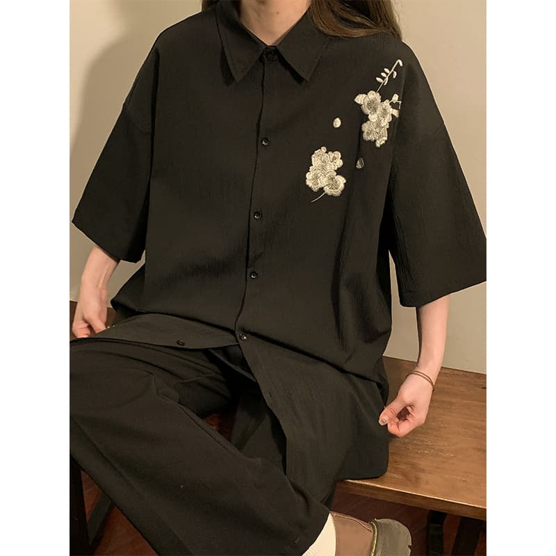 黒シャツ 花柄刺繍入りゆったりシャツ