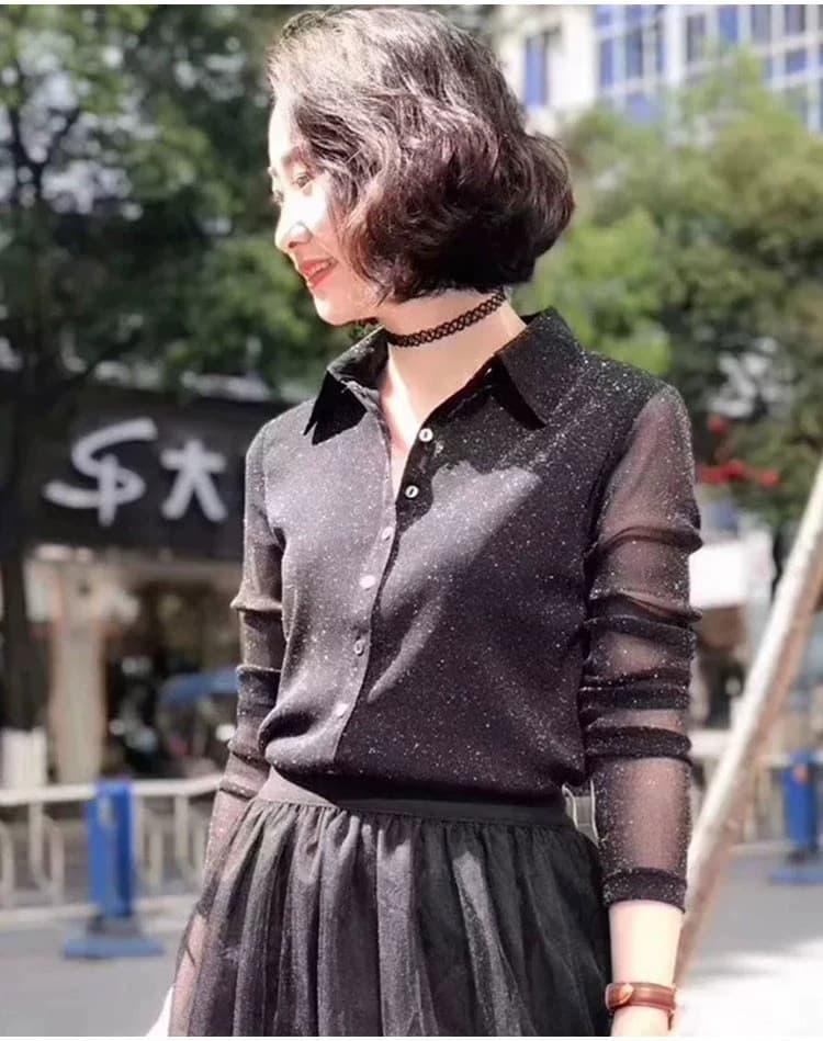 黒シャツ シアー袖キラキラシャツ