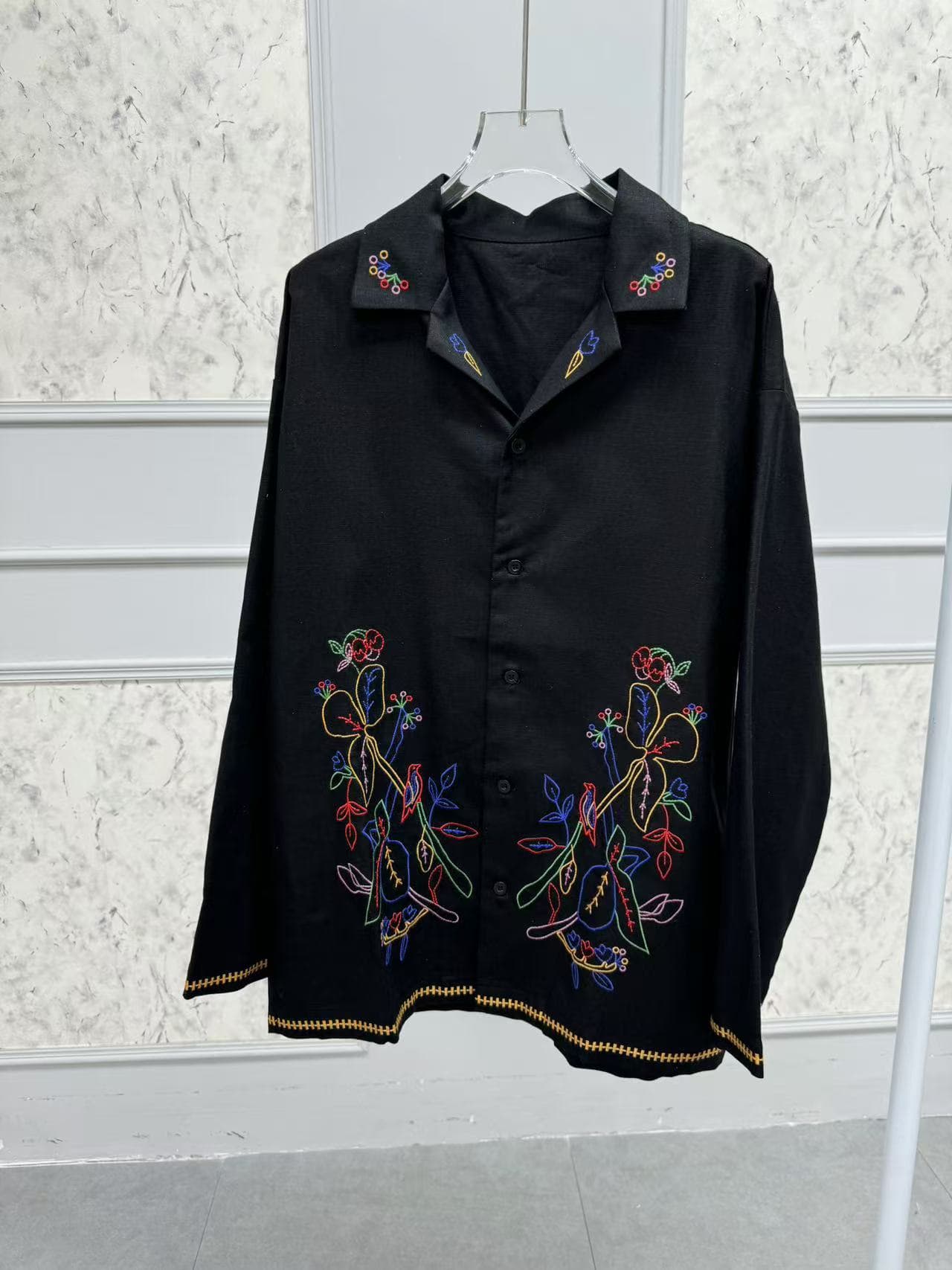 黒シャツ 花刺繍入り民族調カラーシャツ