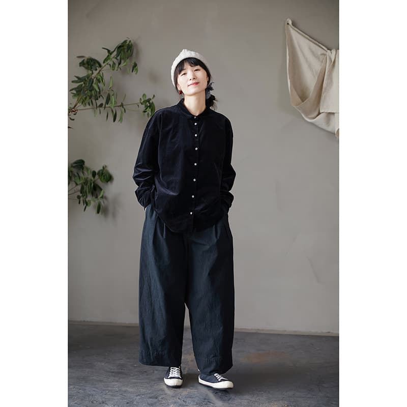 黒シャツ すっきりシンプルコーデュロイシャツ