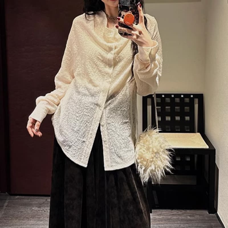 黒シャツ 模様編み込みオーバーブラウス
